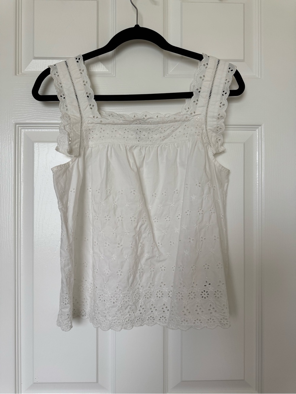 Gap Doen white eyelet lace sleeveless blouse with floral embroidery